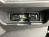 【ナビ連動ビルトインETC】有料道路を利用する際に料金所で停止することなく通過できる、ETC車載器(ノンストップ自動料金収受システム機器)が装備されています。