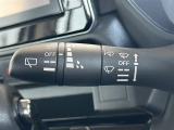 【オートワイパー(AUTO)】雨が降り出した時に、雨滴検出用センサー(レインセンサー)が雨滴を感知すると、自動でワイパーが動作します。