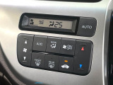 【オートエアコン】一度お好みの温度に設定すれば、車内の温度を検知し風量や温度を自動で調整。暑い…寒い…と何度もスイッチ操作をする必要はありません。快適な車内空間には必須の機能ですね♪