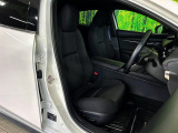 運転席まわりには十分なスペースがあり、大柄な方でもゆったり運転していただける環境です。