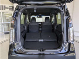 2列目シートを倒すと、大きな荷物の積載も可能です