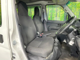 運転席まわりには十分なスペースがあり、大柄な方でもゆったり運転していただける環境です。