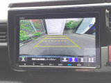 3ビュー切り替えやガイド線表示のバックカメラで、バックでの車庫入れも安心です。