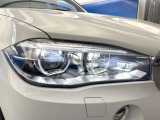 ●LEDヘッドライト:夜間走行時も良好な視界を確保し安心して運転できる高輝度LEDヘッドライトを装備!点灯速度が早く、消費電力も抑えられています。