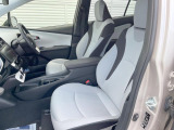 運転席まわりには十分なスペースがあり、大柄な方でもゆったり運転していただける環境です。