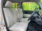 運転席シート廻りは使用感も少なく、良好な状態となっています。前オーナー様が丁寧に使っていたことがよくわかりますね。
