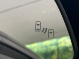【ブラインドスポットモニター】走行中、ドアミラーの死角になりやすい箇所に後続車が接近するとサイドミラーのレンズに警告を表示!ドライバーに注意喚起をしてくれます。