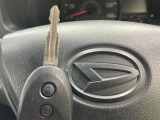 【キーレス】少し離れた場所からでもボタン一つでドアの開錠・施錠ができるのでとっても便利!ドアの鍵穴周りに傷をつけることもありません