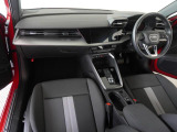 Audiのインテリアはエクステリア同様、優れたデザイン性とクオリティ、そして機能性を兼ね備えております。