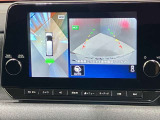 【アラウンドビューモニター】車を上から見下ろしているかのような映像で周囲の状況がひと目で確認、狭い駐車場に駐車するときも安心です♪