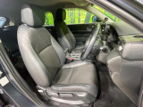 運転席まわりには十分なスペースがあり、大柄な方でもゆったり運転していただける環境です。