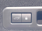 【パワーバックドア】スマートキーや運転席のボタンを押すだけでリアゲートが自動で開閉します!荷物を持っている時や、高い位置にあるバックドアを閉める際に便利な機能です♪