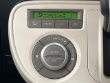 【オートエアコン】一度お好みの温度に設定すれば、車内の温度を検知し風量や温度を自動で調整。暑い…寒い…と何度もスイッチ操作をする必要はありません。快適な車内空間には必須の機能ですね♪
