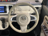 インテリアに合わせたデザインのステアリングは、運転される方のことも考え、運転しやすい形状、大きさです。是非一度、実際に触ってお確かめください。