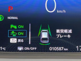 【ホンダセンシング】走行中に前方の車両等を認識し、衝突しそうな時は警報とブレーキで衝突回避と被害軽減をアシスト。より安全にドライブをお楽しみいただけます。