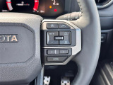 【レーントレーシングアシスト(LTA)】レーダークルーズコントロール使用時に、車線の中央を走るように支援したりお知らせしたりして、車線逸脱を防ぎます!機能には限界があるためご注意ください。
