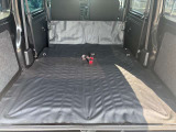 後席シートを倒すと荷室が広く使えます。