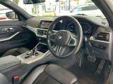 BMWを熟知したメカニックによる、100項目の納車前点検。ドイツ本国と同様の教育・訓練を受けたメカニックが、100項目にも上るポイントを徹底的に点検、整備した後にお客様にお引渡しいたします。