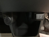 携帯電話の充電やカーナビと連動させ、お気に入りの音楽を車内で聞くことができますよ♪
