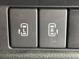 【両側パワースライドドア】スマートキーや運転席のスイッチで後席両側スライドドアの開閉が可能♪電動だから力を入れてドアを開ける必要が無く、小さなお子様でも簡単に開け閉めでき快適です♪