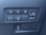 両側電動スライドドアです☆お買い物や、レジャーの際にも両手が荷物でふさがること結構ありますよね。。(・・;)そんな際にも幅も取らず、開けやすく便利ですよ♪♪強風の日のドアを開ける際の心配もいりませんね!