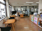 【本社(有)くるまや】広々とした明るい店内ですので、車検・整備・点検等の際もゆっくりとお寛ぎ頂けます♪店内からは整備風景も大きな窓から見ることが出来るので、大切な愛車の様子が一目瞭然で安心です♪