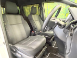 運転席まわりには十分なスペースがあり、大柄な方でもゆったり運転していただける環境です。