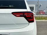 LEDテールランプ(ダイナミックターンインジケーター付き)特徴的な配光パターンによって後続車からの視認性が高まり、万一の追突の危険性を軽減します。