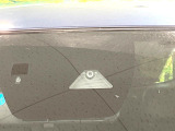 走行中に前方の車両等を認識し、衝突しそうな時は警報とブレーキで衝突回避と被害軽減をアシスト。より安全にドライブをお楽しみいただけます。
