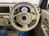 【ハンドル回り】インテリアに合わせたデザインのステアリングは、運転される方のことも考え、運転しやすい形状、大きさです。ぜひ一度、実際に触ってお確かめください。