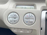 【オートエアコン】一度お好みの温度に設定すれば、車内の温度を検知し風量や温度を自動で調整。暑い…寒い…と何度もスイッチ操作をする必要はありません。快適な車内空間には必須の機能ですね♪