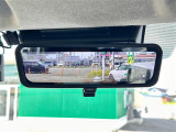 【デジタルインナーミラー(トヨタ)】車両後方カメラの映像をルームミラーに映すことが出来ます。 そのため、後席に人や荷物があって後方が見えづらい場合でもしっかり視界を確保することが出来ます。