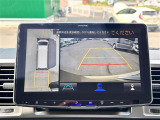 【パノラミックビューモニター】クルマを真上から見下ろした視点で駐車をサポートします!クルマの斜め後ろや真横など、いち早く障害物に気が付くことができます。