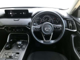 【運転席インテリアデザイン】左右対称のインテリアデザインでドライバーを包み込み運転に集中できるように設計されています。