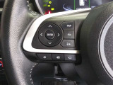 ステアリングには運転中でも簡単に操作できる各種スイッチついてます