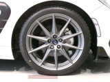純正のアルミホイール装着車です。タイヤサイズは215/40R18です。