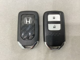 スマートキーを装備しています。鍵を差し込むことなくドアロックの開け閉めと、スタートボタン操作でのエンジンスタートができます。スペアキーも同じものを用意しております。