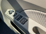 【電動格納ミラー】サイドミラーは電動格納式となっており、狭い駐車場でもキズがつくリスクを抑えられます。