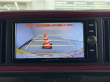 バックモニター付きです。車の後方に小型カメラが付いており、バックする際の後方の様子をモニター上に表示します。