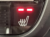 【シートヒーター】シートを温めてくれる暖房機器です!長時間座っていると負担が掛かりやすい背中や腰、または冬場などの寒い日に冷えやすい脚部に快適なぬくもりを伝えます。