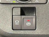 指先だけで簡単に操作が可能な電動パーキングブレーキを採用。「HOLD」スイッチを押すと、渋滞や信号待ちなどでブレーキペダルから足を離しても、ブレーキを保持するので安心です