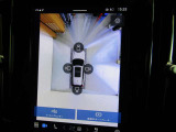 360°カメラが駐車場での運転操作をサポートします。