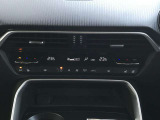 【フルオートエアコン】運転席と助手席の温度調整がそれぞれ出来るフルオートエアコン装備です。これなら暑がりなご主人、寒がりな奥様が同乗されても問題ないですね。