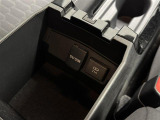 【充電用USBジャック】ついつい出先でスマホを使いすぎちゃった、そんなご経験はありませんか?ケーブルさえ持っていれば、車内でしっかり充電できちゃいますよ!
