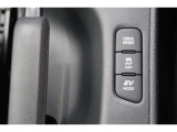 【EVドライブモード】駆動用電池から電力を供給し、電気モーターのみを使って走行するモードです。早朝・深夜の駐車場などで、騒音や排気ガスを気にすることなく走行することができます。