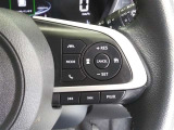 ステアリングには運転中でも簡単に操作できる各種スイッチついてます