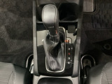 CVT車のセレクトレバーです。低速から高速まで、変速ショックのないスムーズな走りと、エンジン効率のよい領域を維持して燃費にも貢献します。