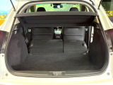 普段のお買い物や通勤、送迎等に十分な荷室スペースを確保しております。セカンドシートを倒すと、大きな荷物の積載も可能です♪
