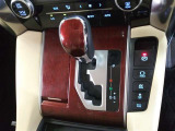 電子制御式シフトで、滑らかな操作感が魅力。ストレスのないシフトチェンジで、街乗りから高速走行まで快適なドライブをサポートします