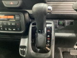 CVT車のセレクトレバーです。低速から高速まで、変速ショックのないスムーズな走りを実現するとともに、エンジン効率のよい領域を維持することで燃費にも貢献します。